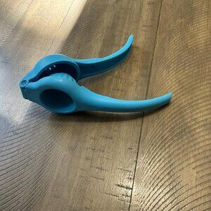 Tupperware Ergonomic Lemon Lime Squeezer Citrus Press Blue   Barware